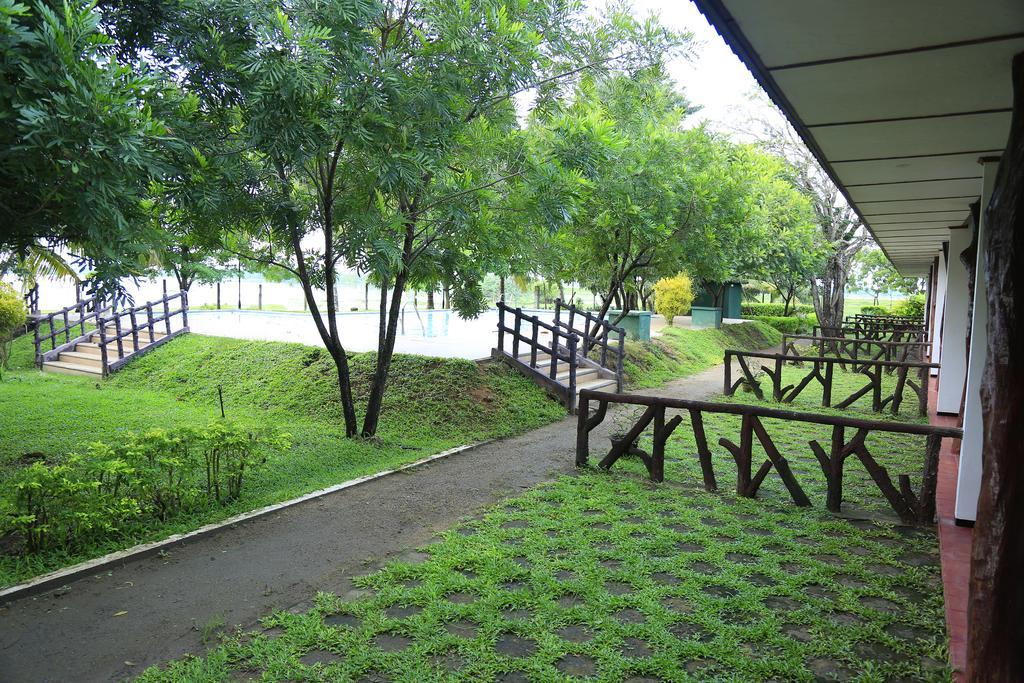 Wila Safari Hotel Tissamaharama Exterior foto